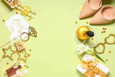 Yeşil arka planda Pen Party için dekordan yapılmış çerçeve