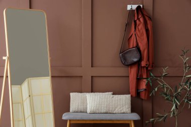 Yumuşak benekli, aynalı ve ceketli şık koridorun içi.