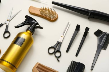Açık arkaplanda kuaför aksesuarları ile kompozisyon