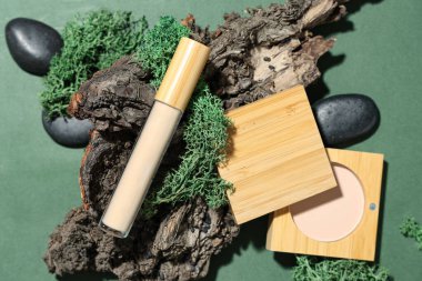 Toz, ağaç kabuğu ve yeşil arka planda yosun içeren bir kapatıcı. Eko biçimi kavramı