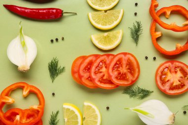 Farklı sebzelerle kompozisyon ve yeşil arka planda taze dereotu, yakın plan.