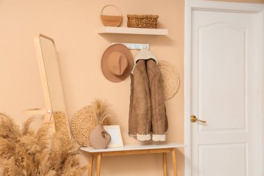 Koridorun içinde askı ve ayna var.