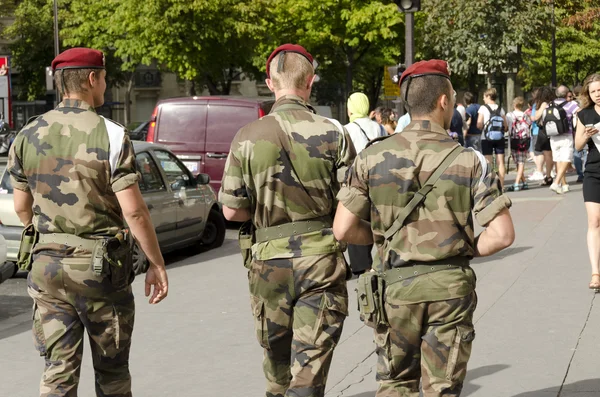 테러의 위험에 대 한 파리에서 군사 순찰 — 스톡 사진
