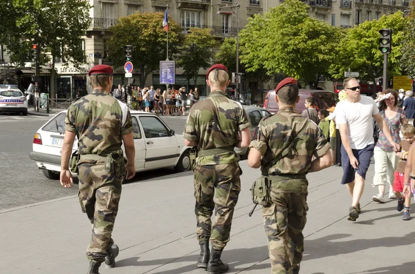 Französische Soldaten in Paris gegen die Gefahr eines Terroranschlags — Stockfoto