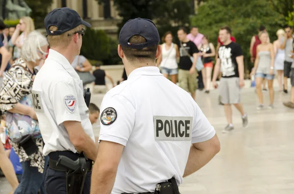 Paříž, Francie-August 16, 2013: Francouzská policejní hlídka v centru Paříže — Stock fotografie