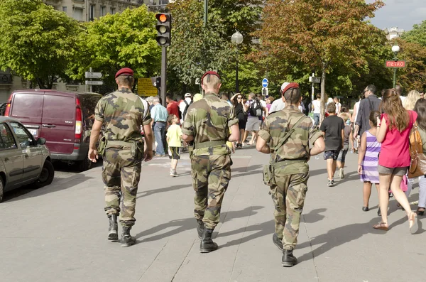 Paris, france-august 13, 2013: Soldaten patrouillieren in paris — Stockfoto