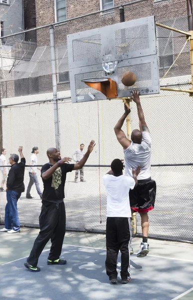 Young men playing basketball in the street of New York — Stock Photo, Image