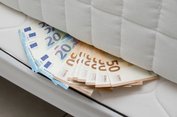 Euros Cash Caché Sous Matelas Plusieurs Papiers Argent Image En Vente