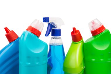 Temizlik ekipmanları beyaz arkaplanda izole edildi