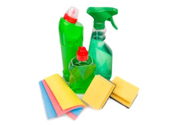 Temizlik ekipmanları beyaz arkaplanda izole edildi