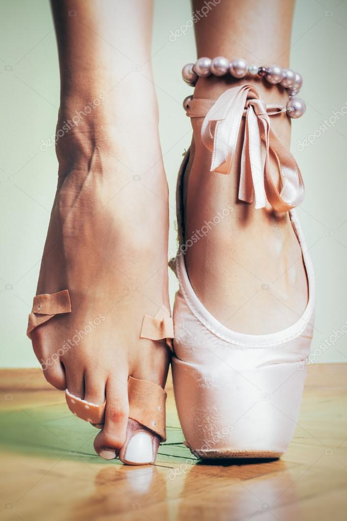 Pieds De Ballerine Dansant Dans La Chaussure De Ballet Photo stock - Image  du accomplissement, couleur: 266122118