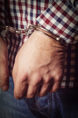 ceza elleri kelepçeli koyu arka plan üzerinde kilitli