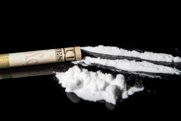 Kokainschlangen auf dem Schwarzmarkt — Stockbild Kokainlinien — Stockfoto