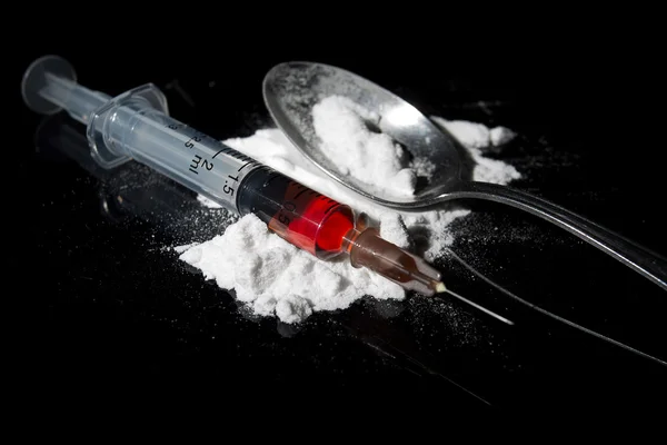 Шприц с наркотиками и приготовленный героин — стоковое фото
