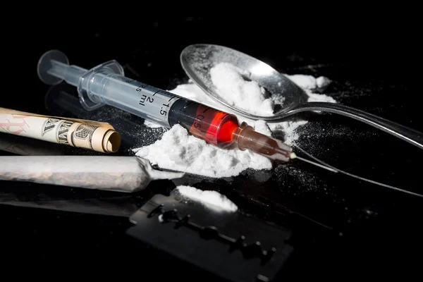 Шприц с наркотиками и приготовленный героин — стоковое фото