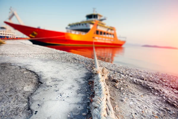 Passagierfähre im Hafen mit geöffneter Autotür — Stockfoto