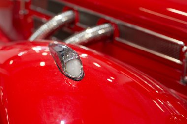 Kırmızı tarihi araba resmi