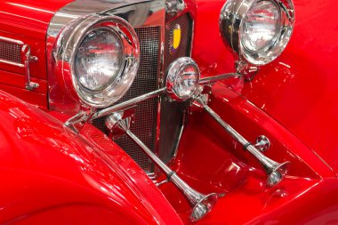 Kırmızı tarihi araba resmi