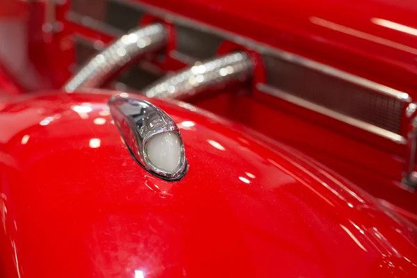 Красный исторический автомобиль — стоковое фото