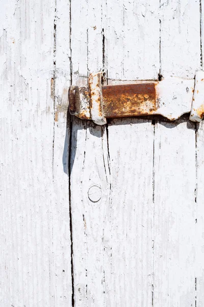 Textura de madera de la puerta de madera y cerradura metálica pequeña — Foto de Stock