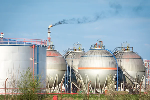 Tanques de óleo da planta petroquímica — Fotografia de Stock