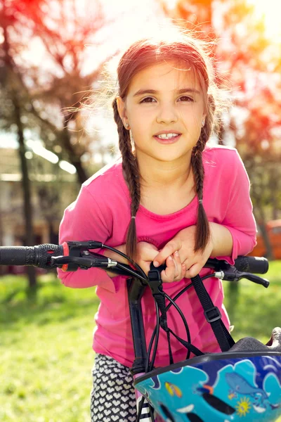 Happy Girl équitation un vélo — Photo