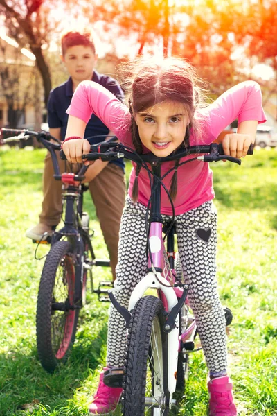 Happy Girl équitation un vélo — Photo
