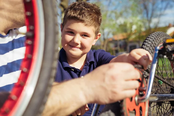 Père et fils fixation vélo — Photo