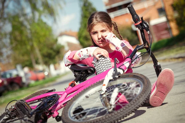 Jeune fille est tombée de la moto dans un parc — Photo