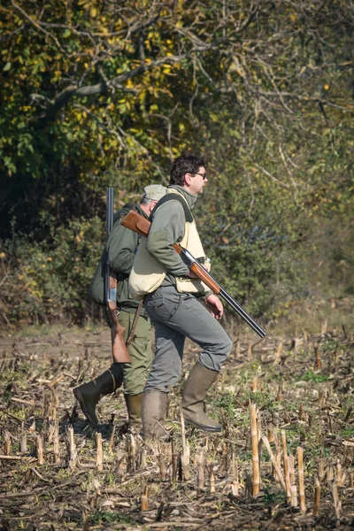 Jägare jaga vilda djur — Stockfoto