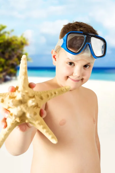 Kleiner glücklicher Junge hat Spaß am tropischen Strand — Stockfoto