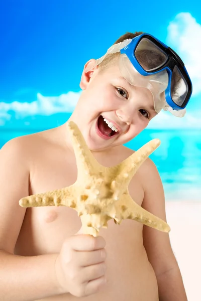 Jovem menino feliz se divertindo na praia tropical — Fotografia de Stock