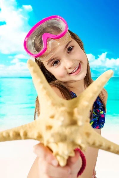 Adorabile bambina con attrezzatura per lo snorkeling — Foto Stock