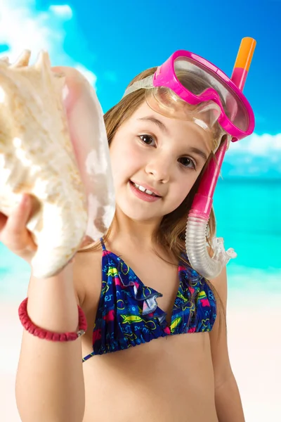 Entzückendes kleines Mädchen mit Schnorchelausrüstung — Stockfoto