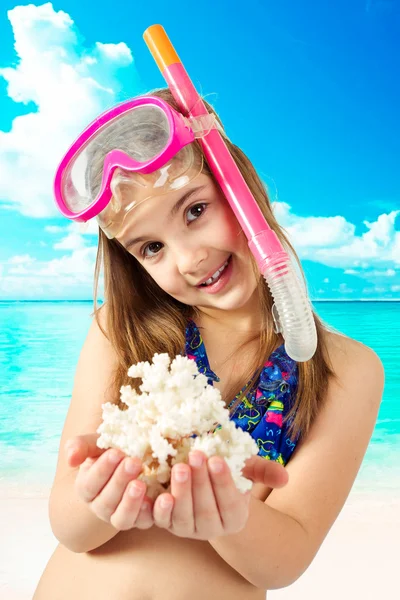 Şnorkel, palet ile sevimli küçük kız — Stok fotoğraf