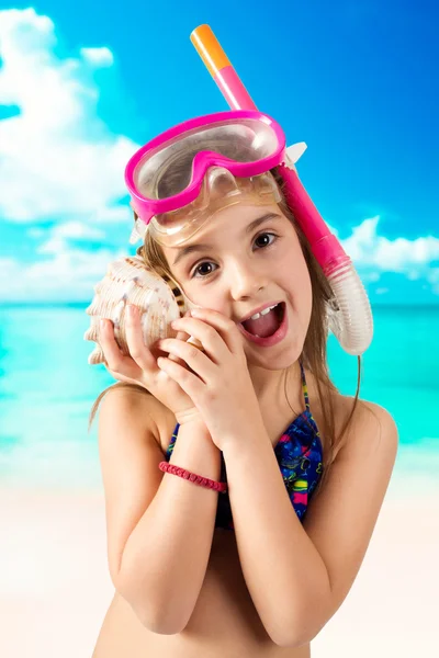 Adorabile bambina con attrezzatura per lo snorkeling — Foto Stock