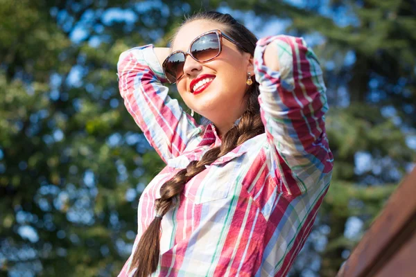 Retrato al aire libre de joven hermosa chica elegante —  Fotos de Stock