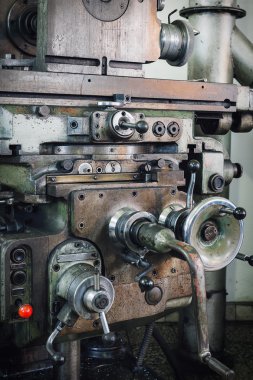 Araçlar üretmek için eski yeşil makine 