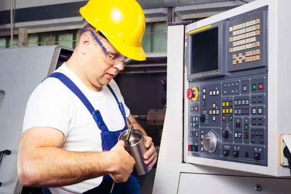 Fabrikarbeiter messen Stahldetail mit digitalem Messschieber in der Werkstatt — Stockfoto