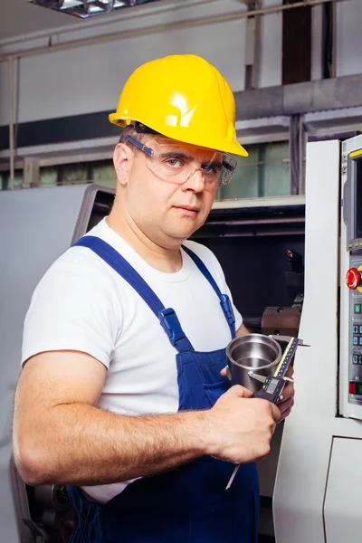Trabajador de fábrica midiendo el detalle de acero con Vernier Caliper digital en el taller —  Fotos de Stock