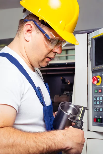 Factory man worker measuring steel detail with digital Vernier Caliper at workshop — Stock Photo, Image