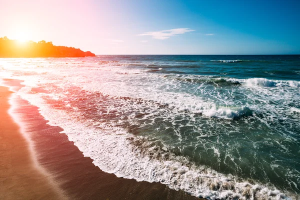 Ondas oceânicas e céu azul — Fotografia de Stock