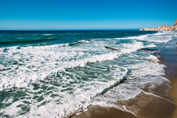 Ωκεάνια κύματα και γαλάζιος ουρανός — Φωτογραφία Αρχείου