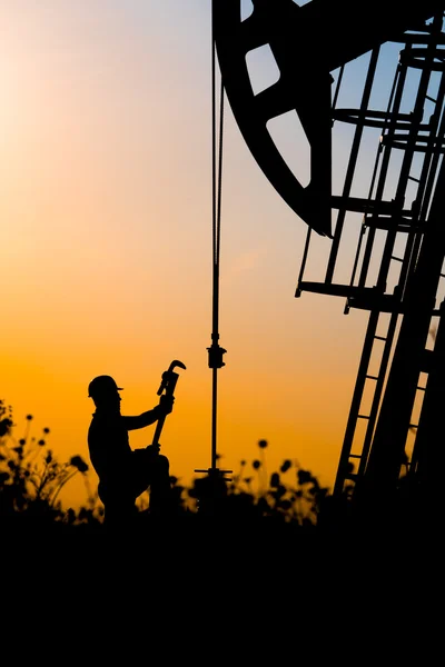 Campo de petróleo, os trabalhadores do petróleo estão trabalhando — Fotografia de Stock