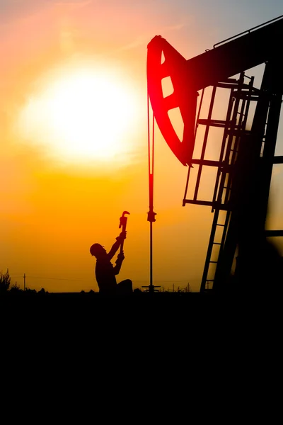 Campo de petróleo, os trabalhadores do petróleo estão trabalhando — Fotografia de Stock