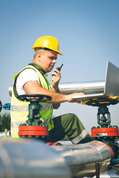 Ingegnere degli attrezzi da lavoro che ispeziona una valvola — Foto Stock