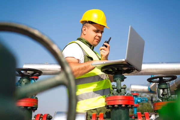 Ingenieur in de versnelling van de werknemer een klep inspecteren — Stockfoto