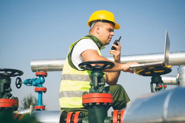 Ingegnere degli attrezzi da lavoro che ispeziona una valvola — Foto Stock