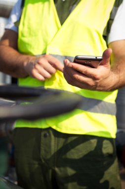 Akıllı telefon kullanarak petrol işçisi