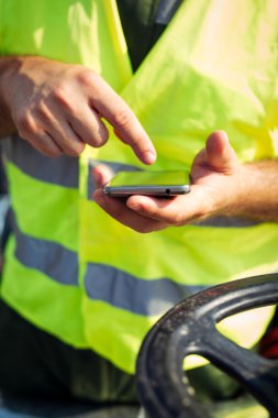 Akıllı telefon kullanarak petrol işçisi